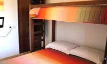 Camera con letto matrimoniale e un letto a castello